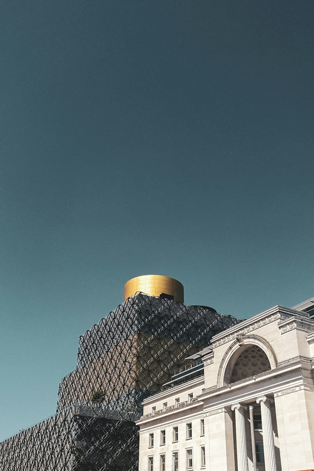 Bâtiment en béton blanc et noir sous ciel bleu pendant la journée