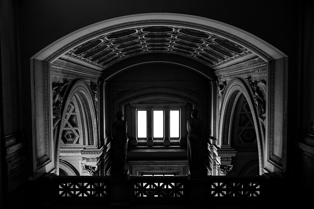 Foto en escala de grises de un edificio de hormigón