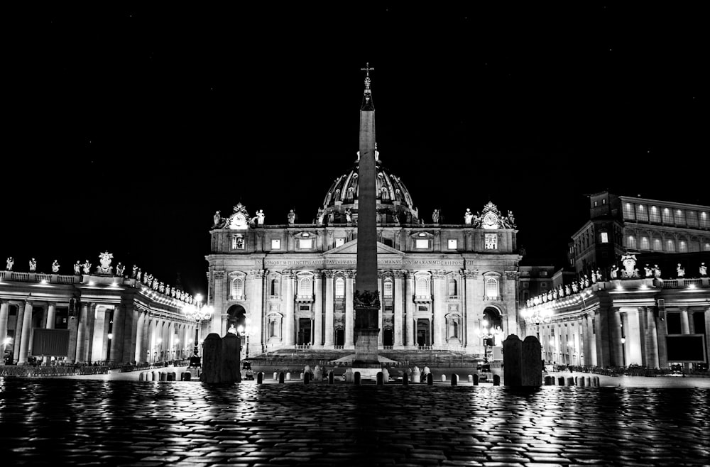 persone che camminano vicino all'edificio durante la notte