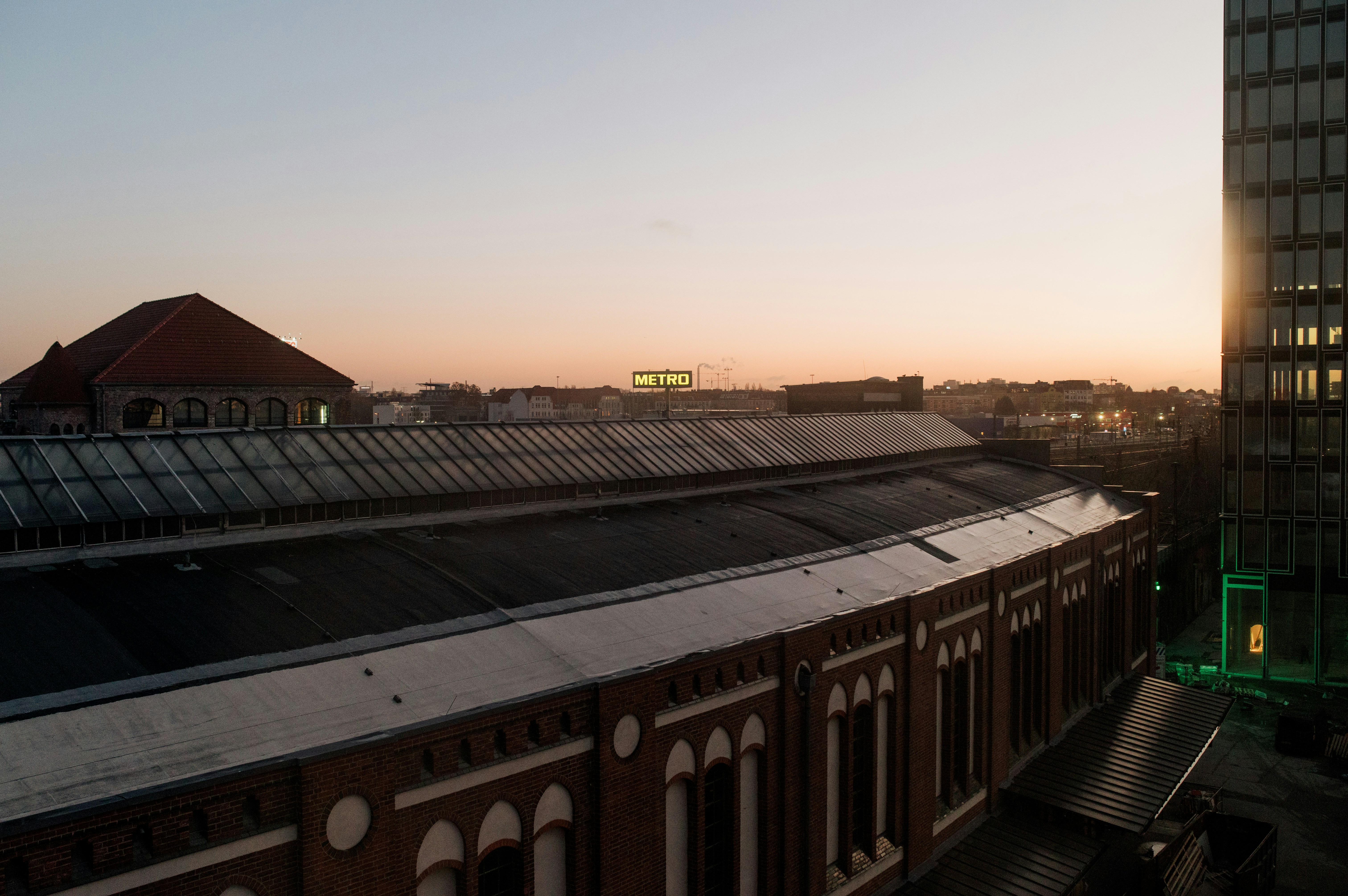 Schwarz-Weiß-Zug tagsüber auf der Schiene