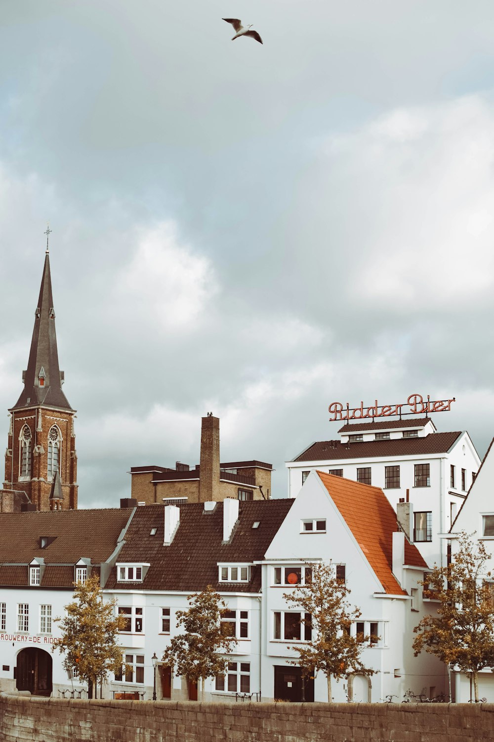 Braunes und weißes Betongebäude unter weißen Wolken tagsüber