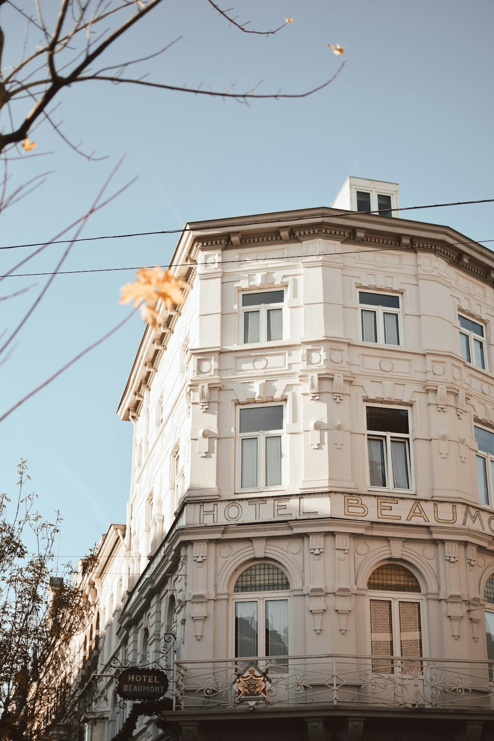 Edificio de hormigón blanco durante el día