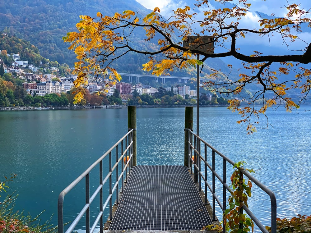 Braunes Holzdock am See tagsüber