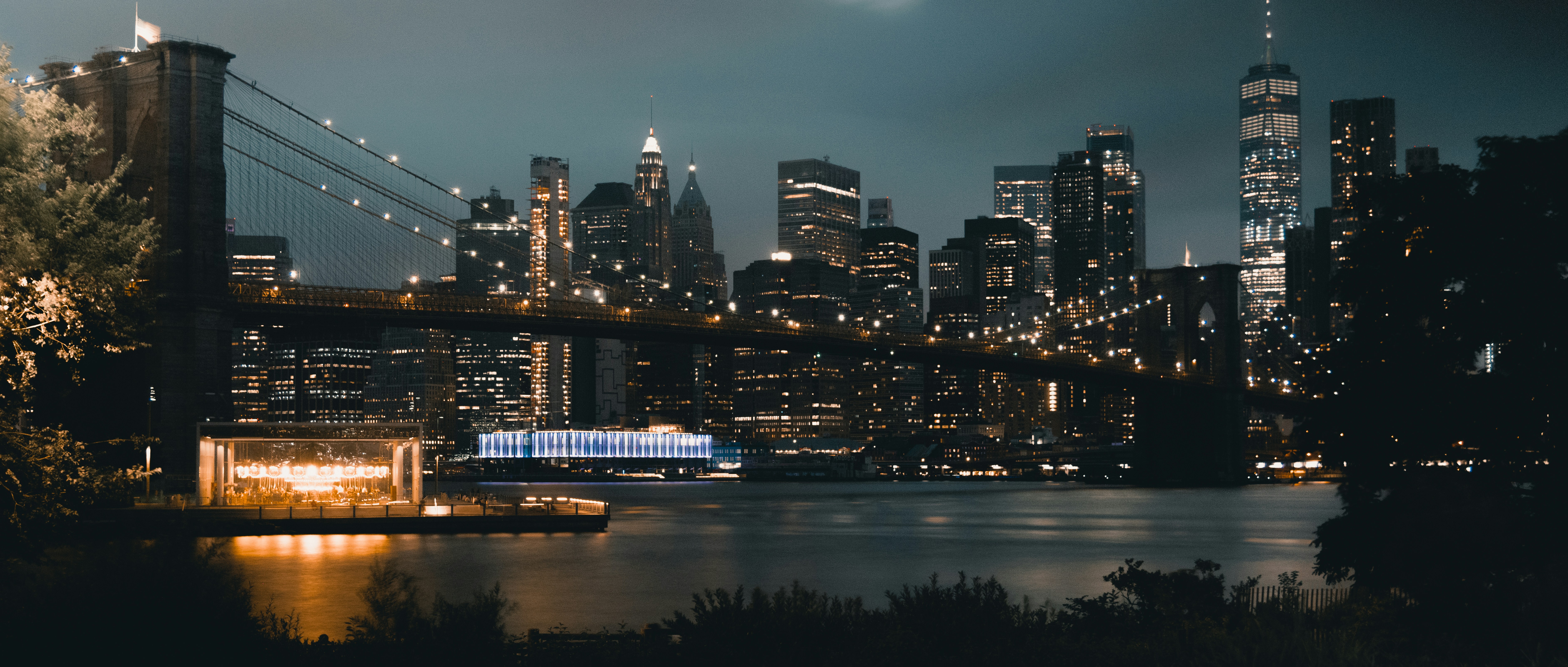 Skyline der Stadt bei Nacht