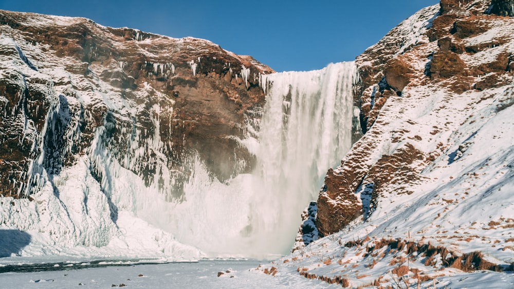 montanha coberta de neve branca sob o céu azul durante o dia