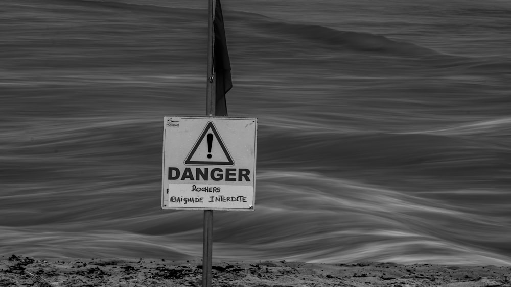 Photo en niveaux de gris d’un panneau d’interdiction de fumer