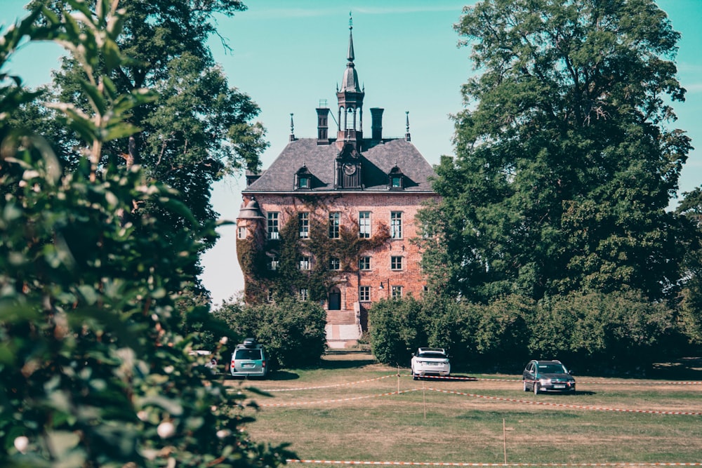 Autos, die tagsüber in der Nähe von braunen und weißen Betongebäuden geparkt wurden