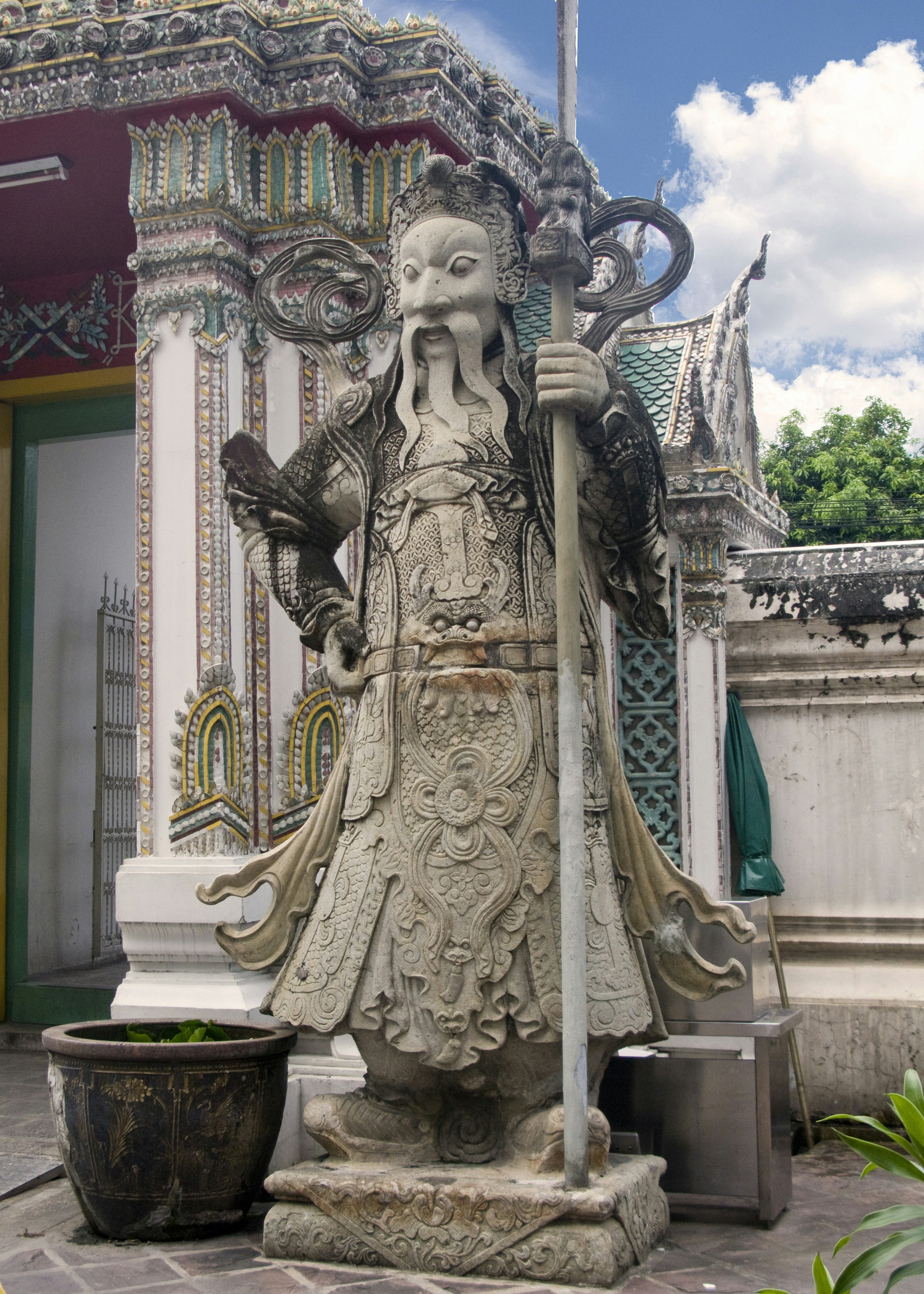 statua donna in abito bianco