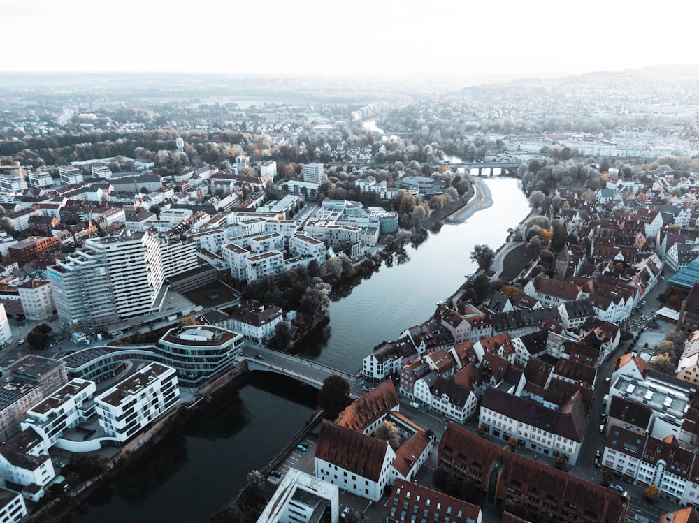 Vista aérea de los edificios de la ciudad durante el día