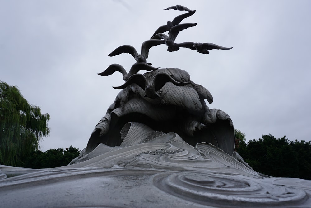 estatua de hormigón gris de hombre y mujer