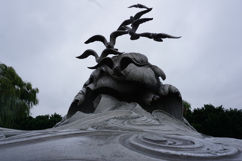 Graue Betonstatue von Mann und Frau