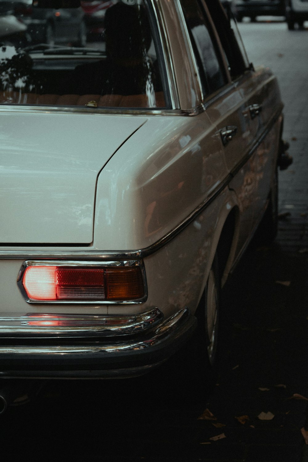 voiture blanche avec feu rouge