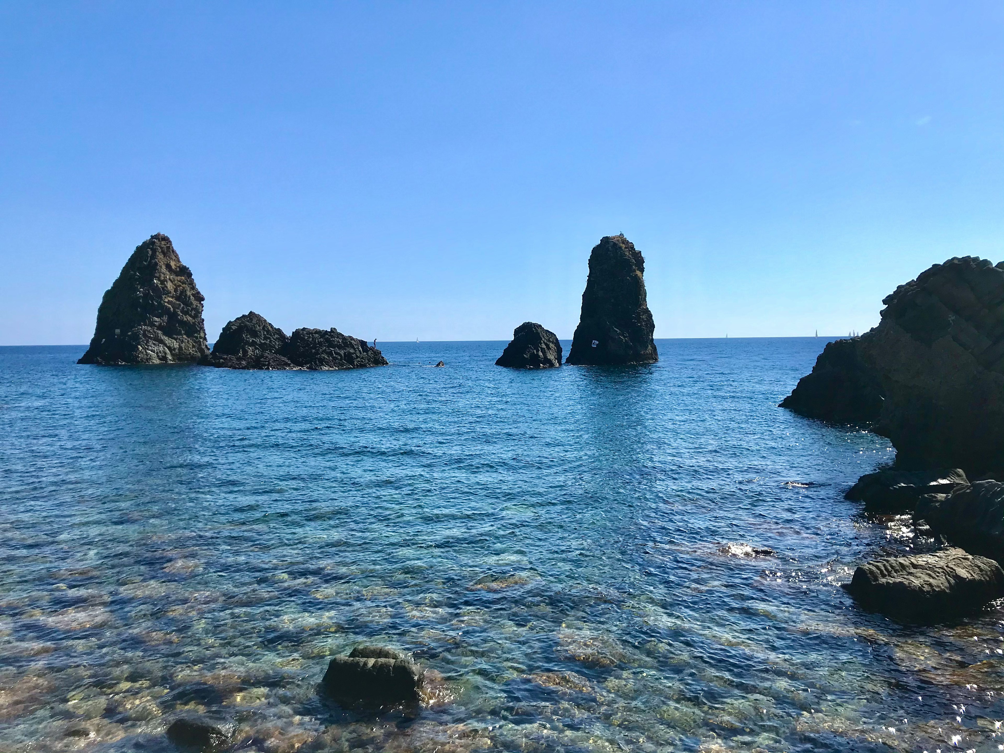 il mare sulla Riviera dei Ciclopi in Sicilia mare