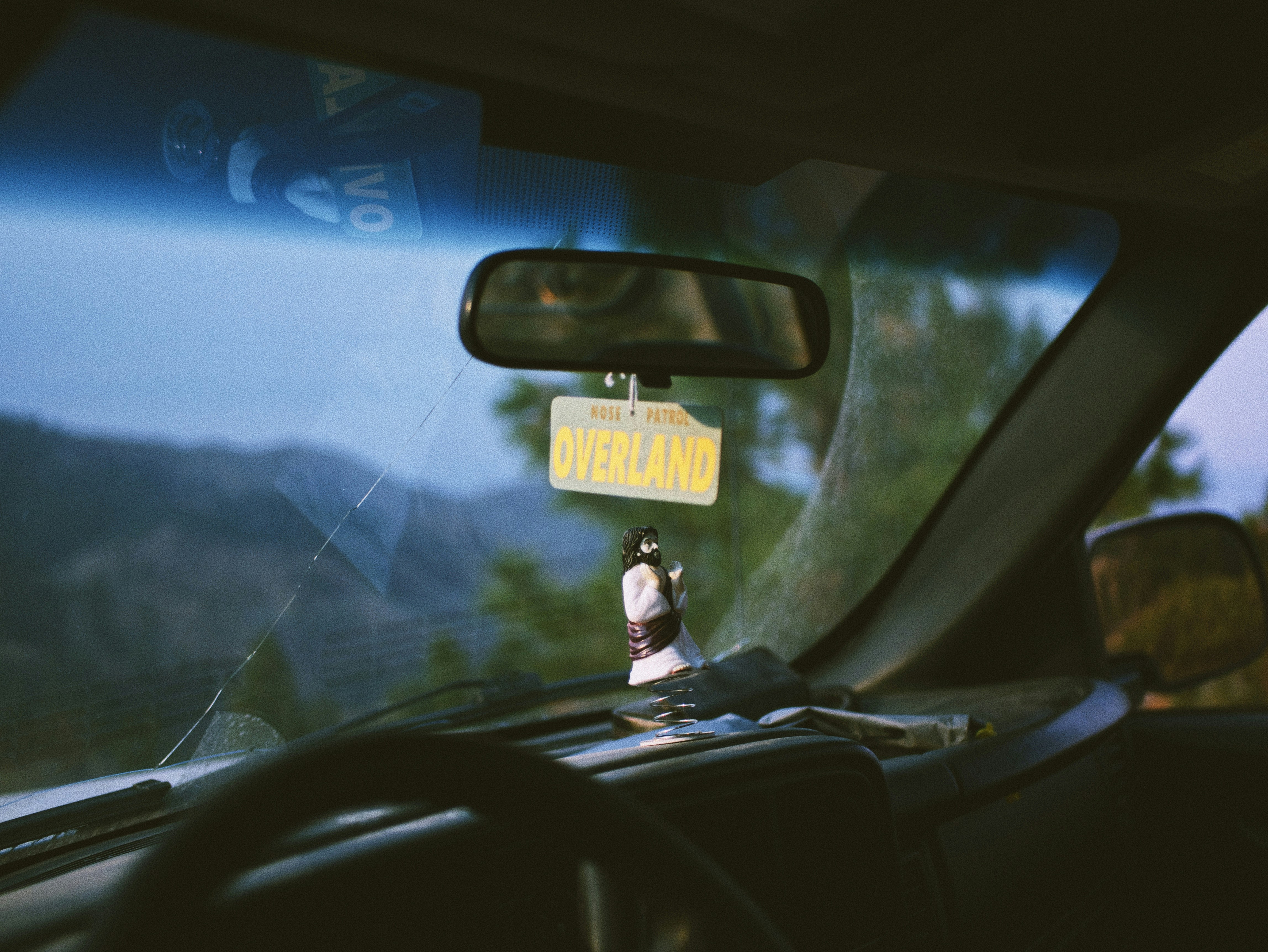 persona che guida l'auto durante il giorno