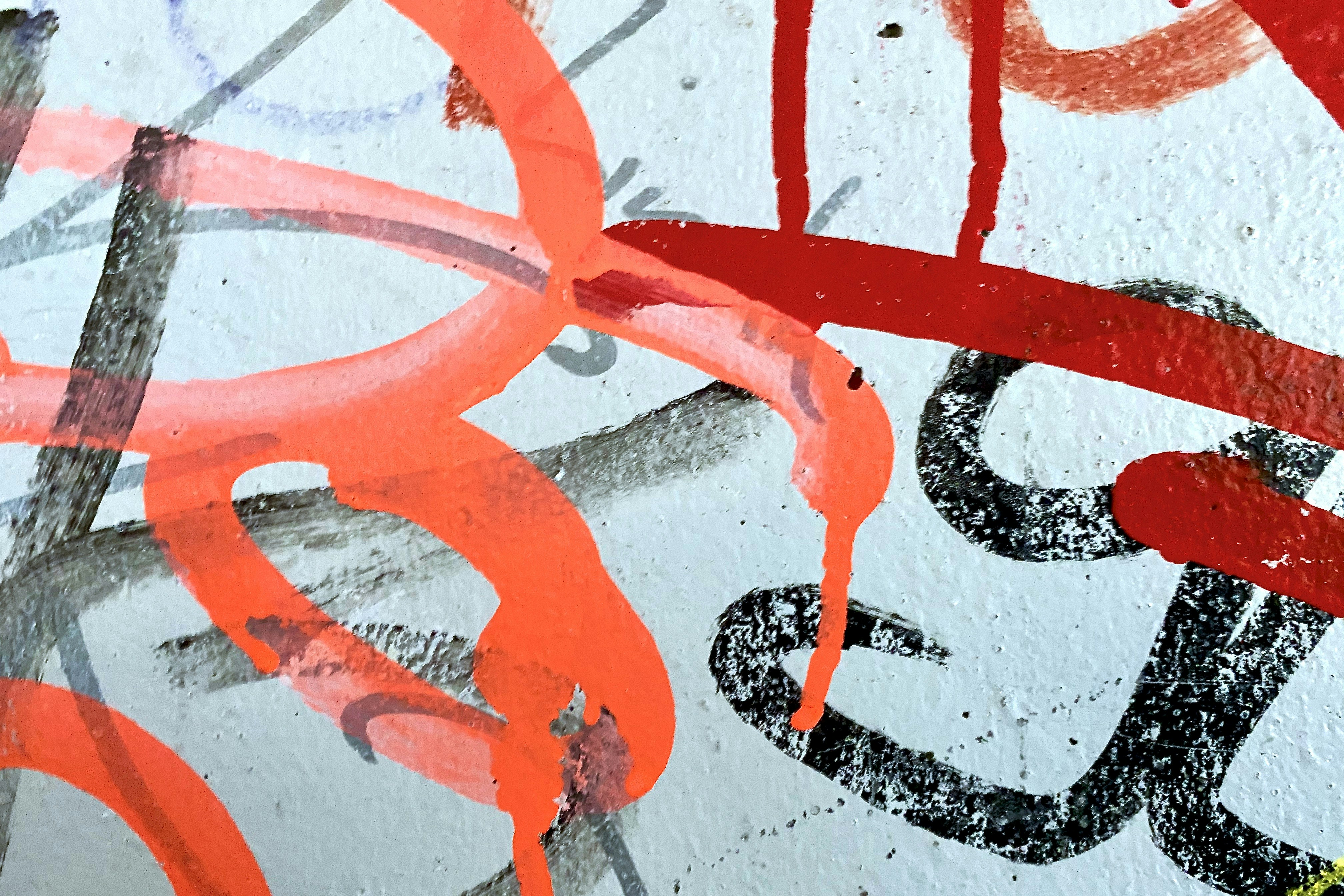 weiß und rot gestrichene Wand