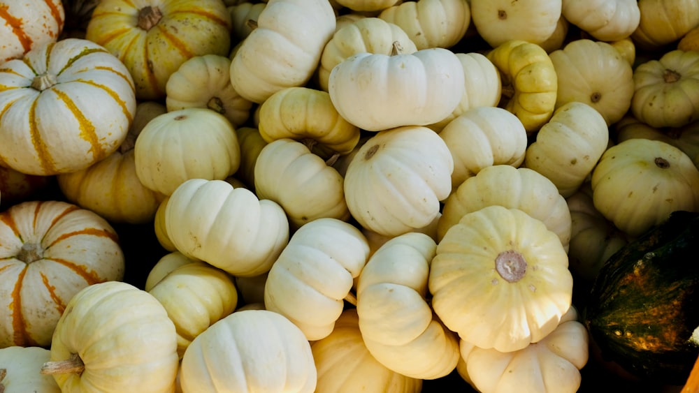 weißer Knoblauch auf braunem Holztisch