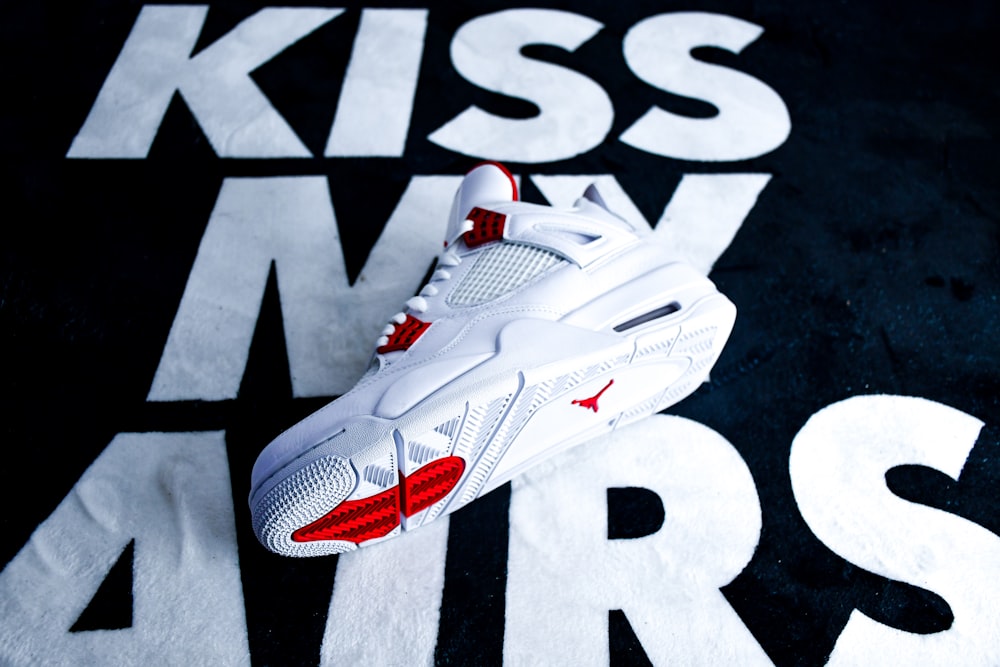 Zapatillas deportivas Nike blancas y rojas