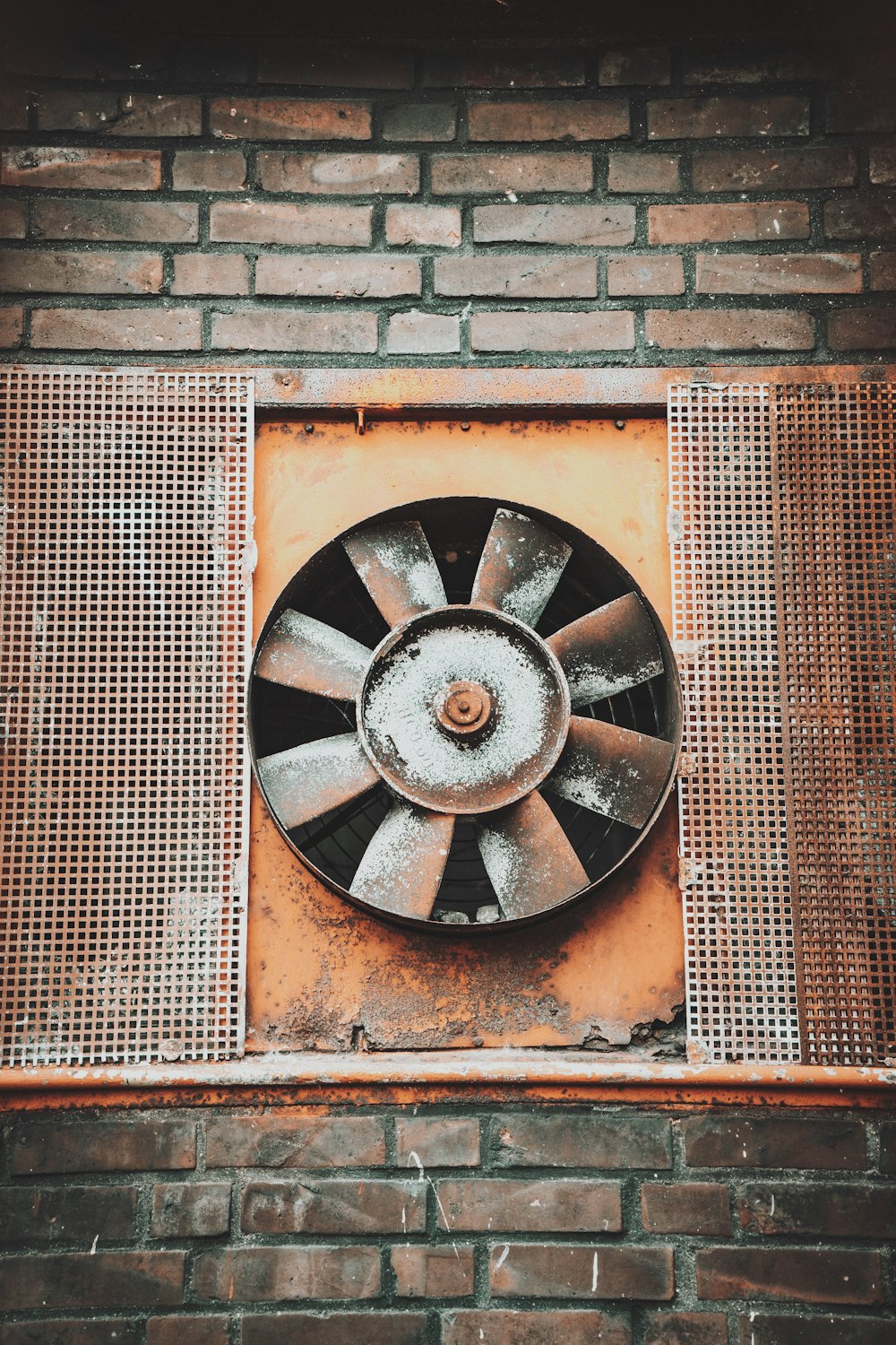 black and gray round fan