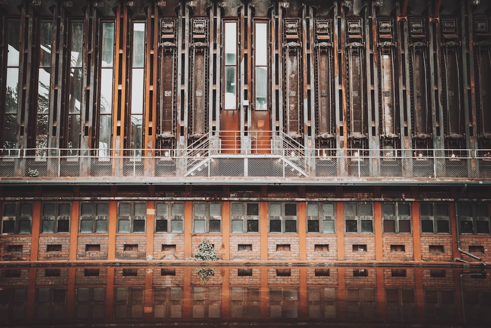 Edificio de hormigón marrón y gris