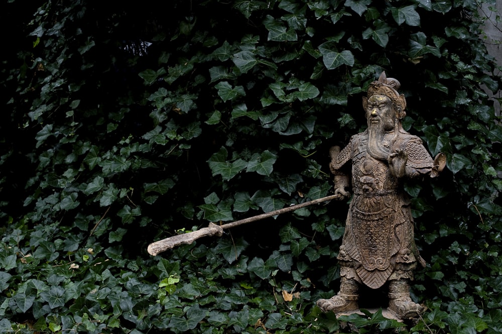 Statuetta di angelo in ceramica marrone su foglie verdi