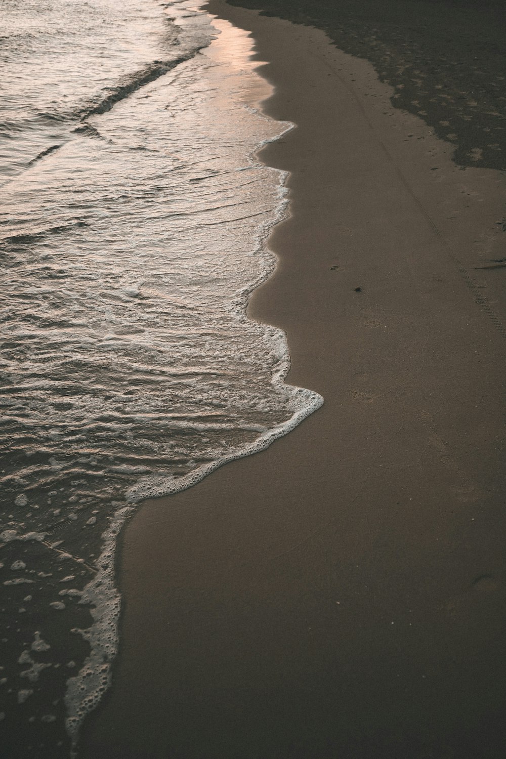 sea waves crashing on shore during daytime