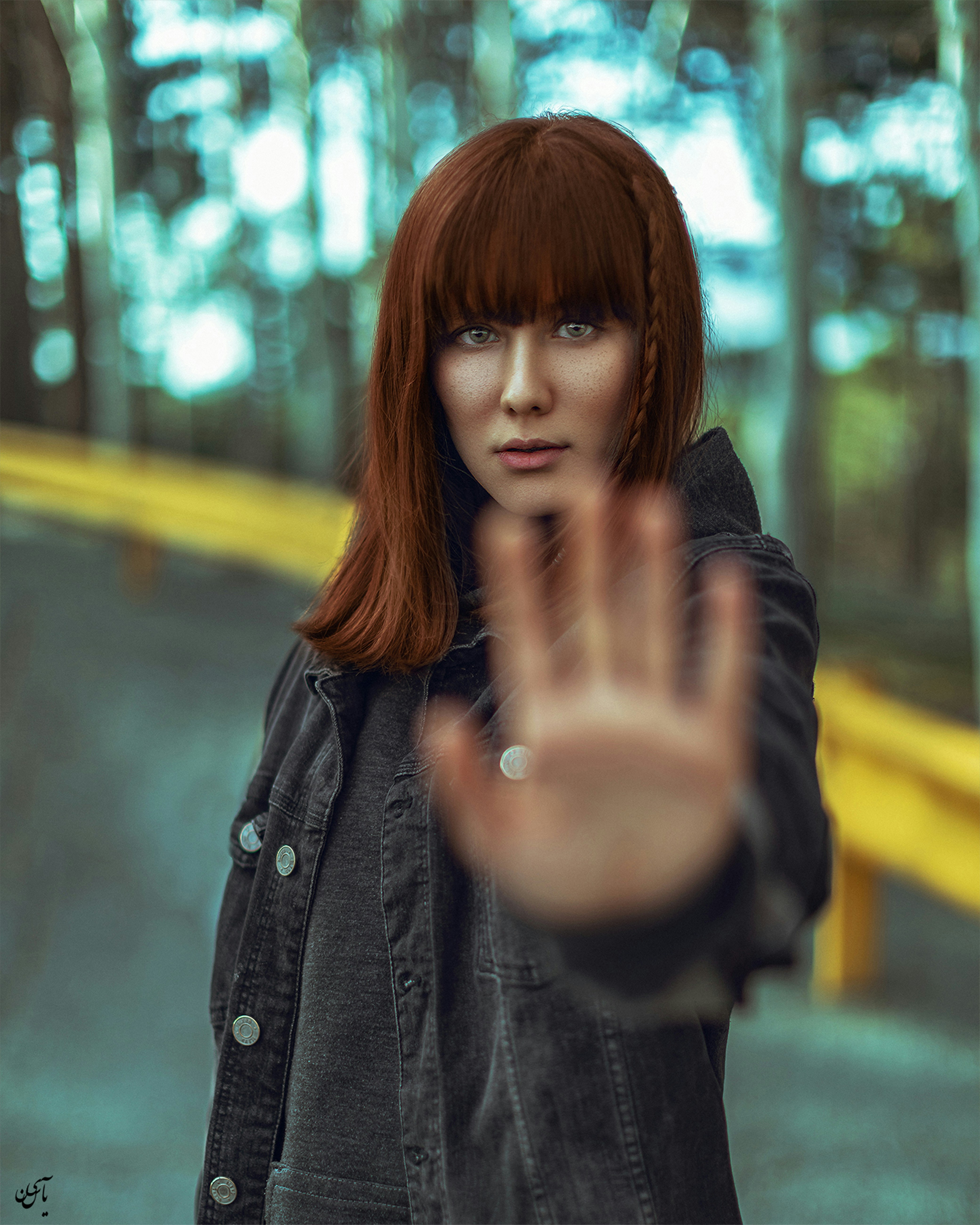 wanita dengan jaket denim hitam