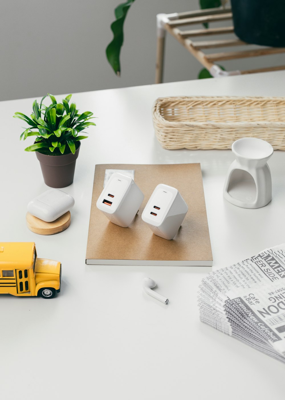 Weißer Apple Charger Adapter neben gelber Box