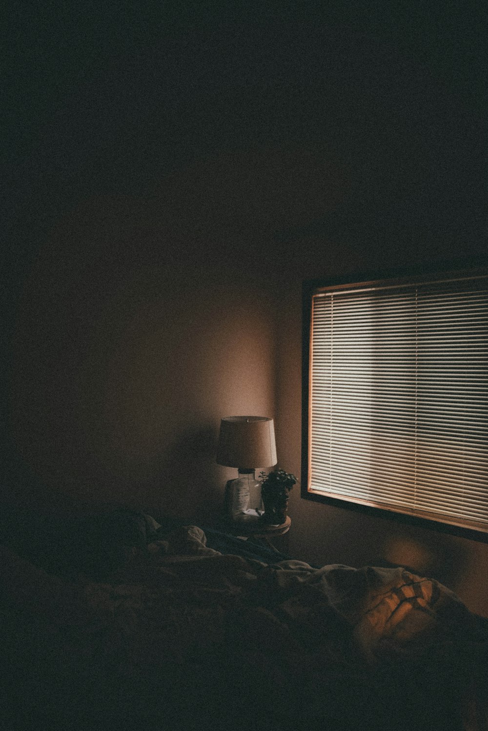 white window blinds near white table lamp