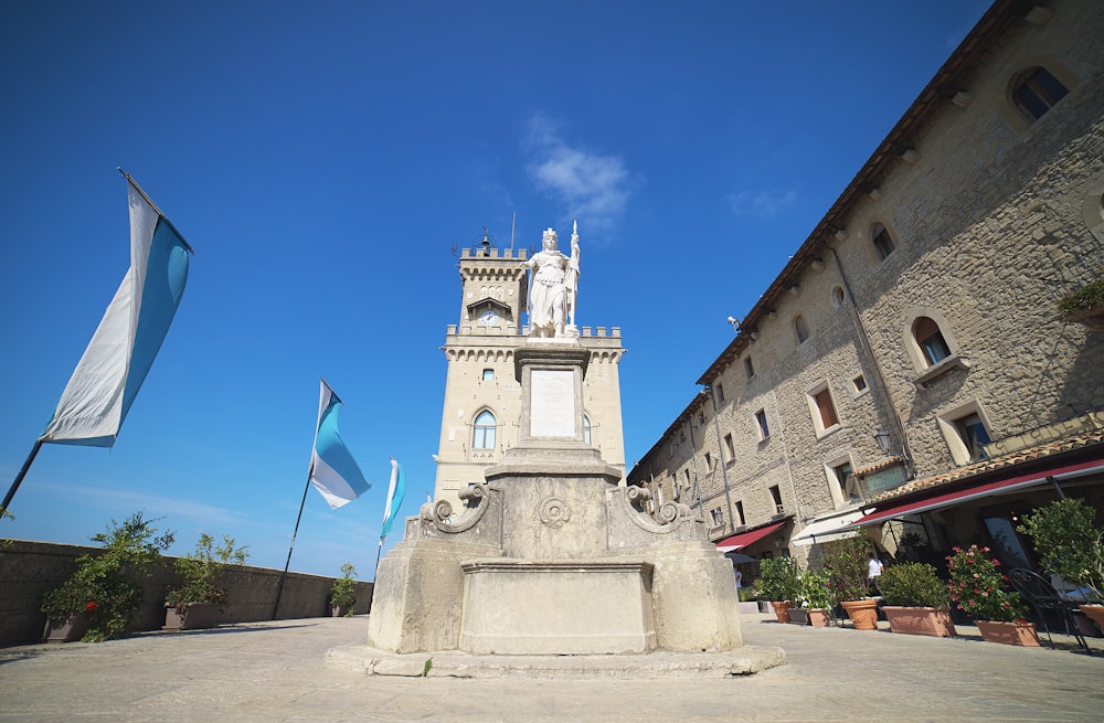 Bâtiment en béton blanc avec le drapeau de nous a pendant la journée