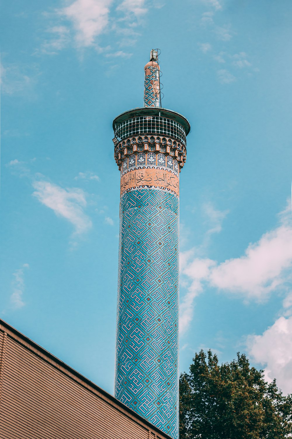 Torre verde y blanca bajo el cielo azul