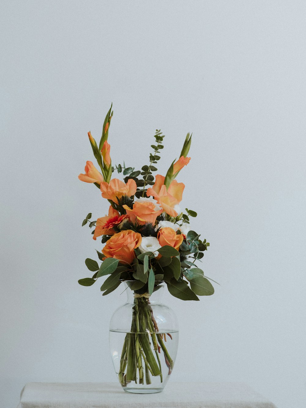 fiori d'arancio in vaso di vetro trasparente