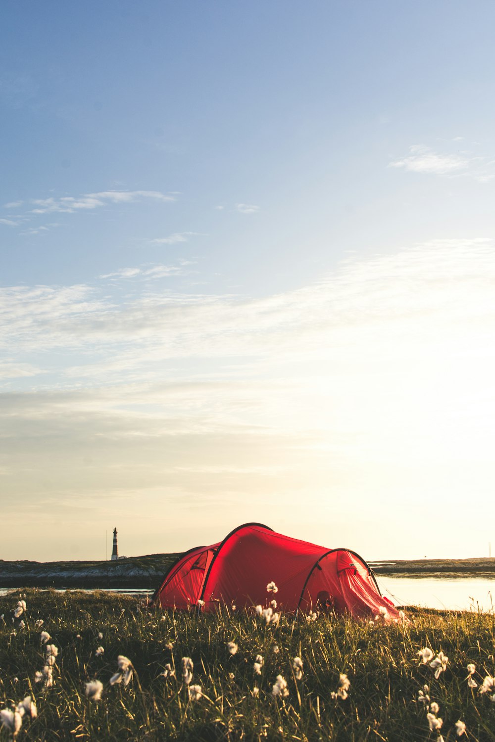 tenda vermelha no campo marrom durante o dia