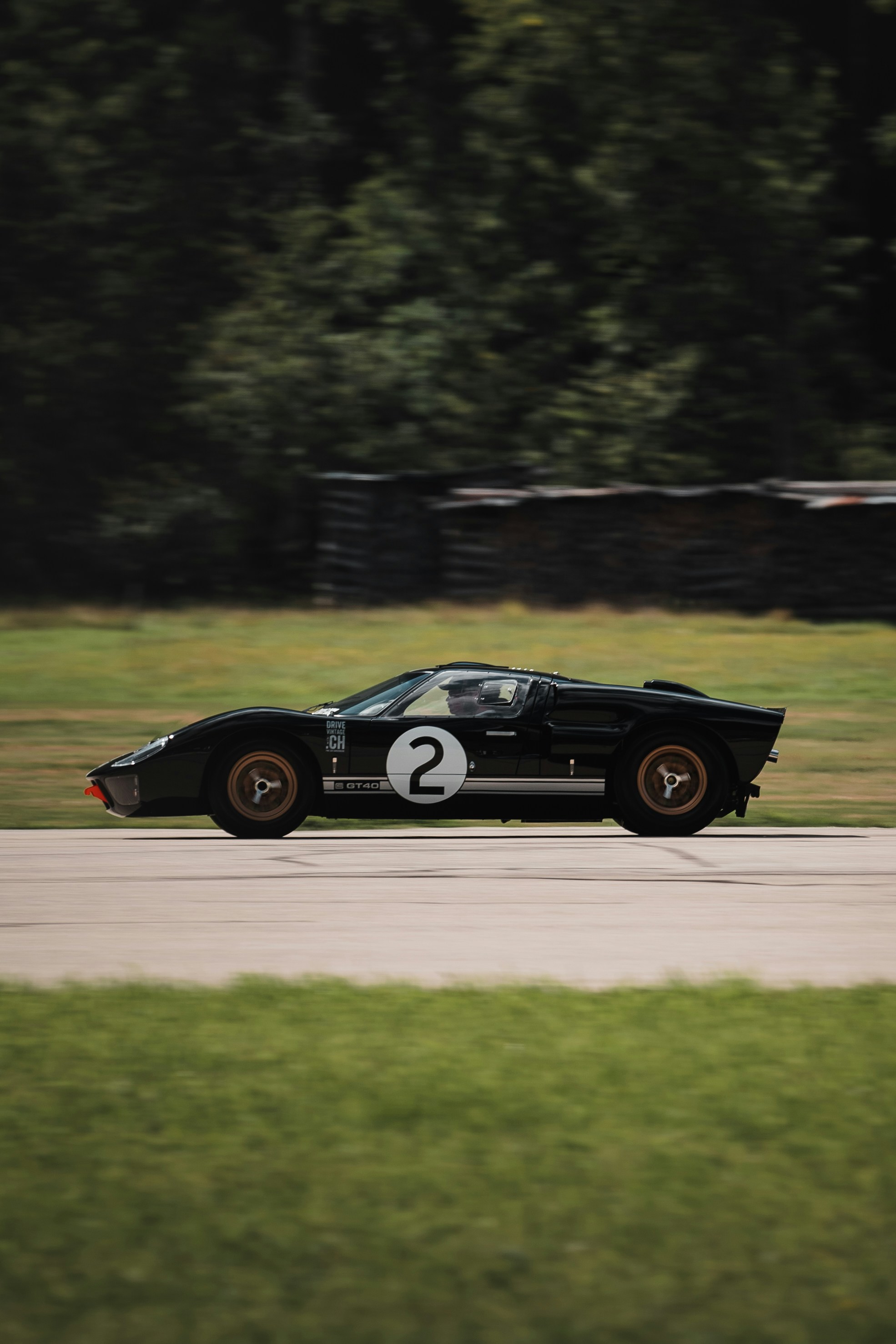 Ford GT40 racing, Gulf livery race car, vintage Le Mans track, classic Ford GT40., ilustrasi artikel Ford GT40: Relive the Le Mans Legend with Iconic High-Resolution Wallpapers 7