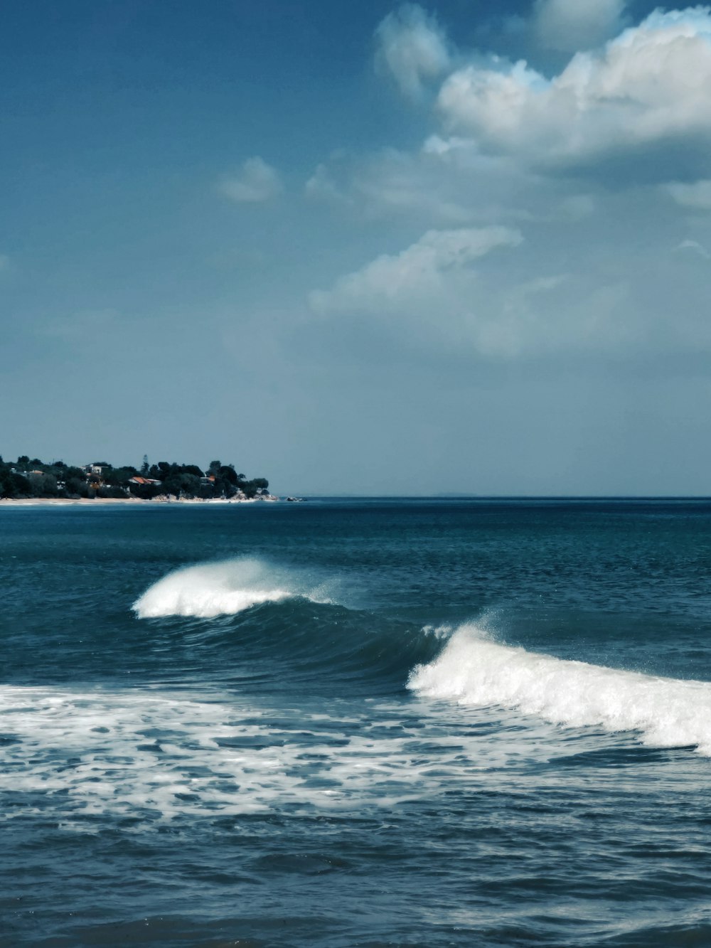 ocean waves crashing on shore during daytime