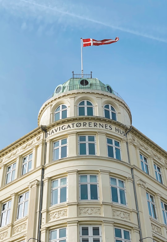 us a flag on top of building in Nyhavn Denmark