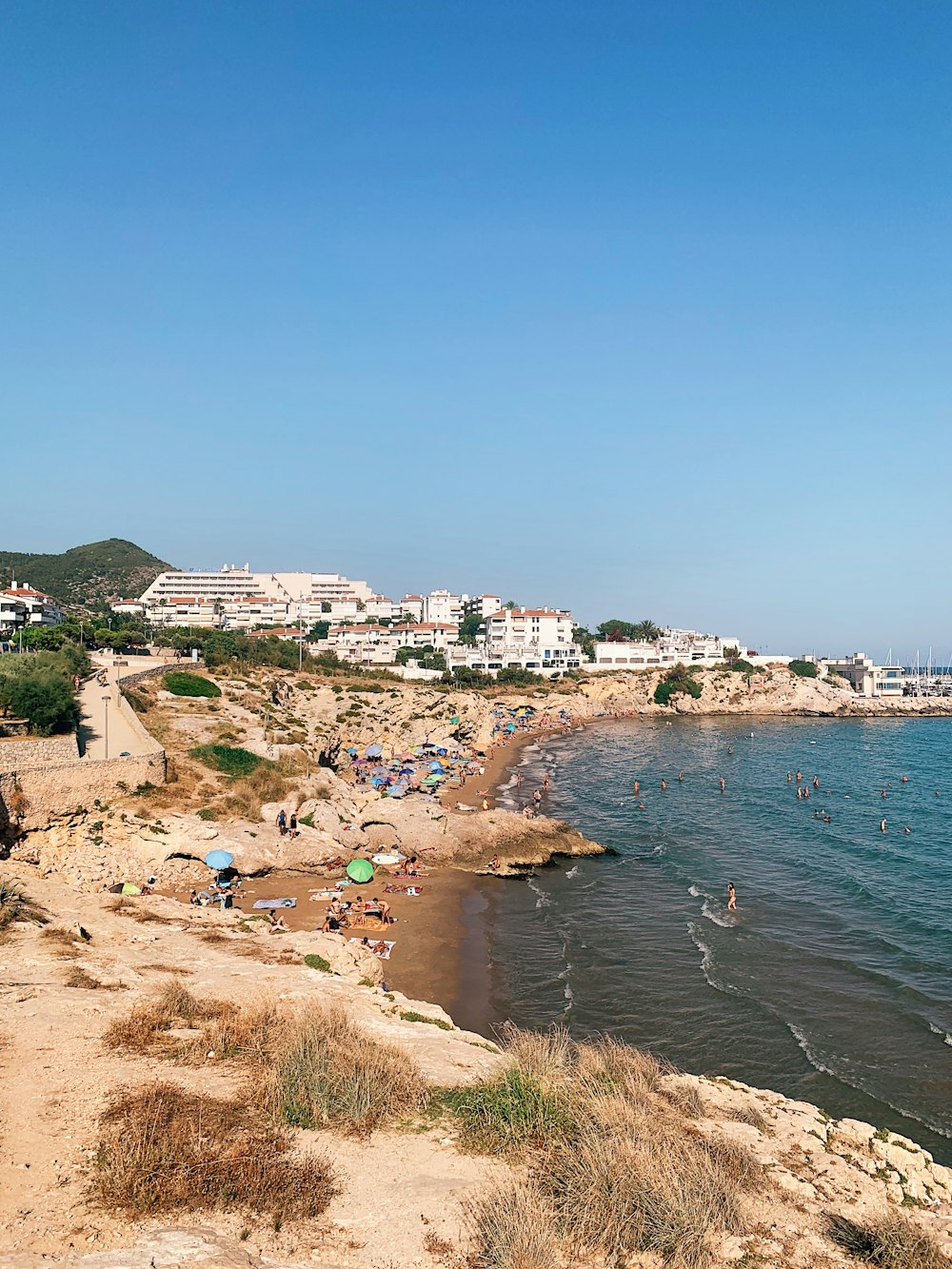 Edificios de hormigón blanco cerca del mar bajo el cielo azul durante el día