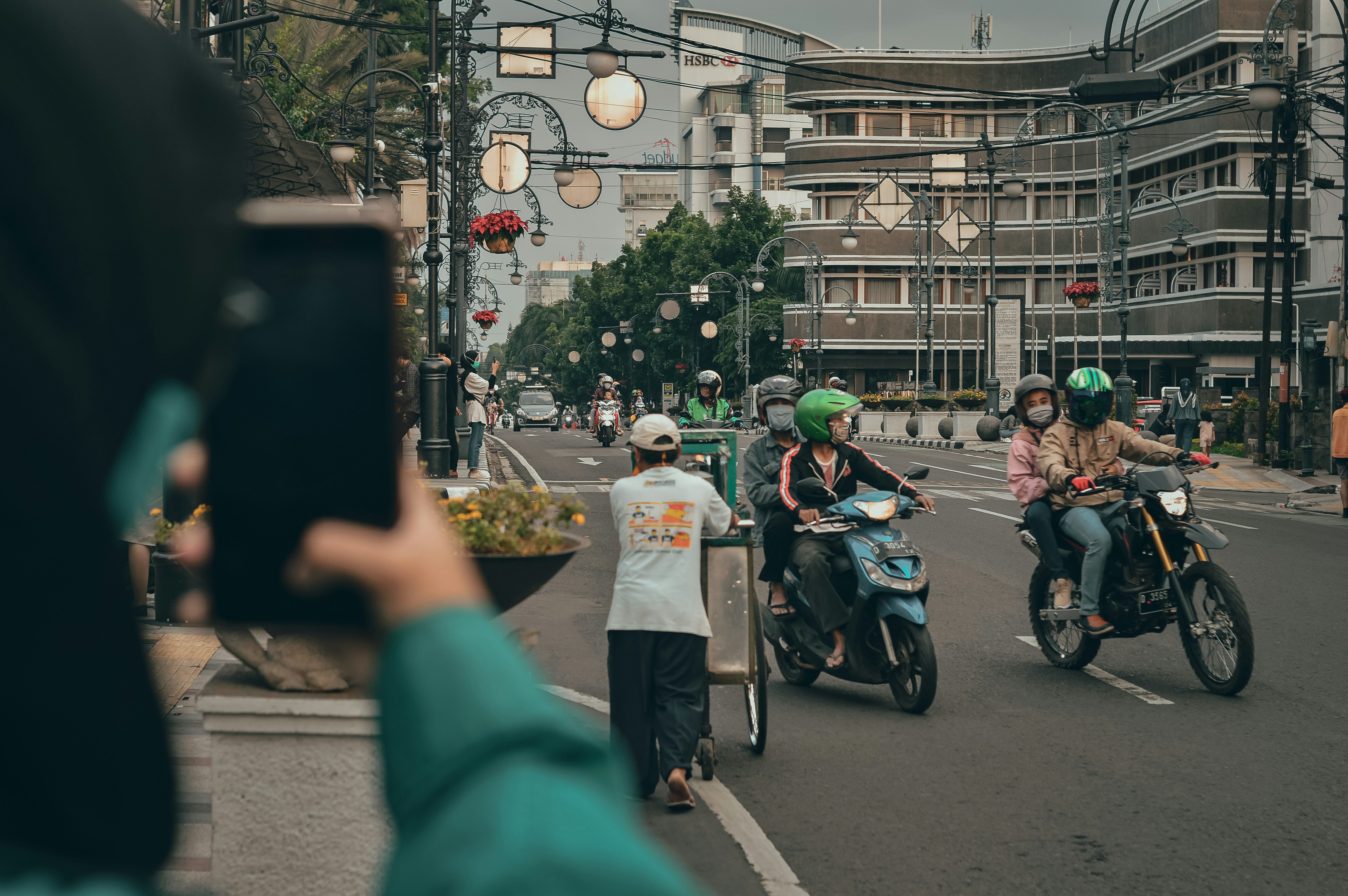 Bandung #bandung #city #citytour #holiday #savoyhoman #visitbandung #explorebandung #bandungphotography #human #walk #peopleinframe