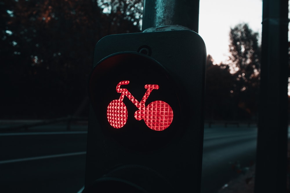 black and red traffic light