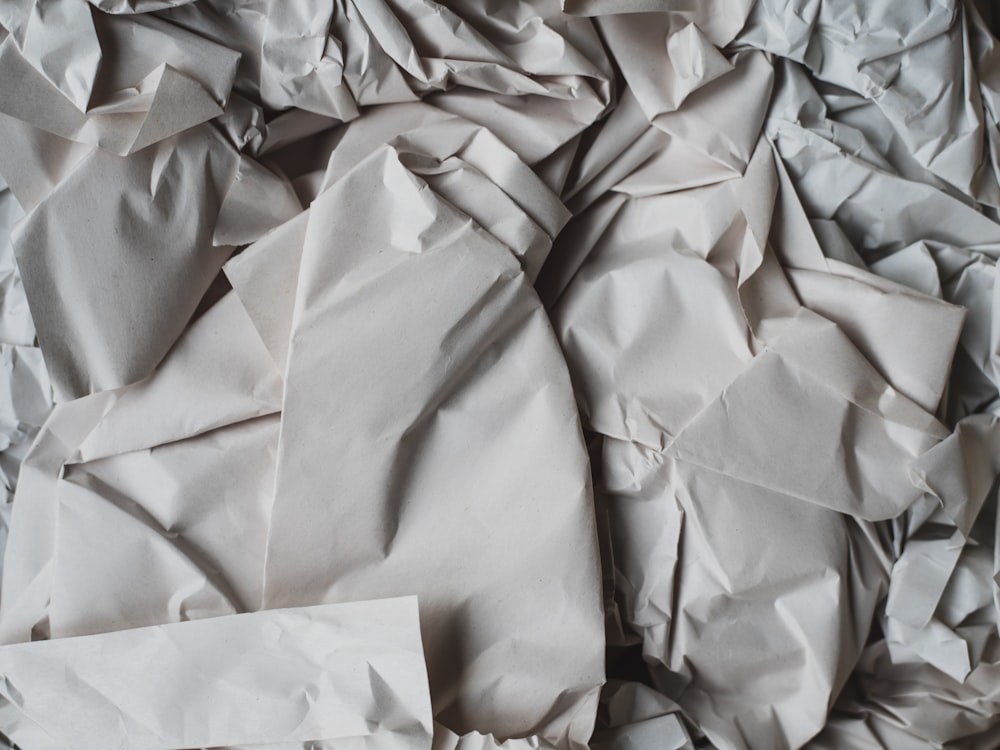 Weißes Papier über weiße Textilien