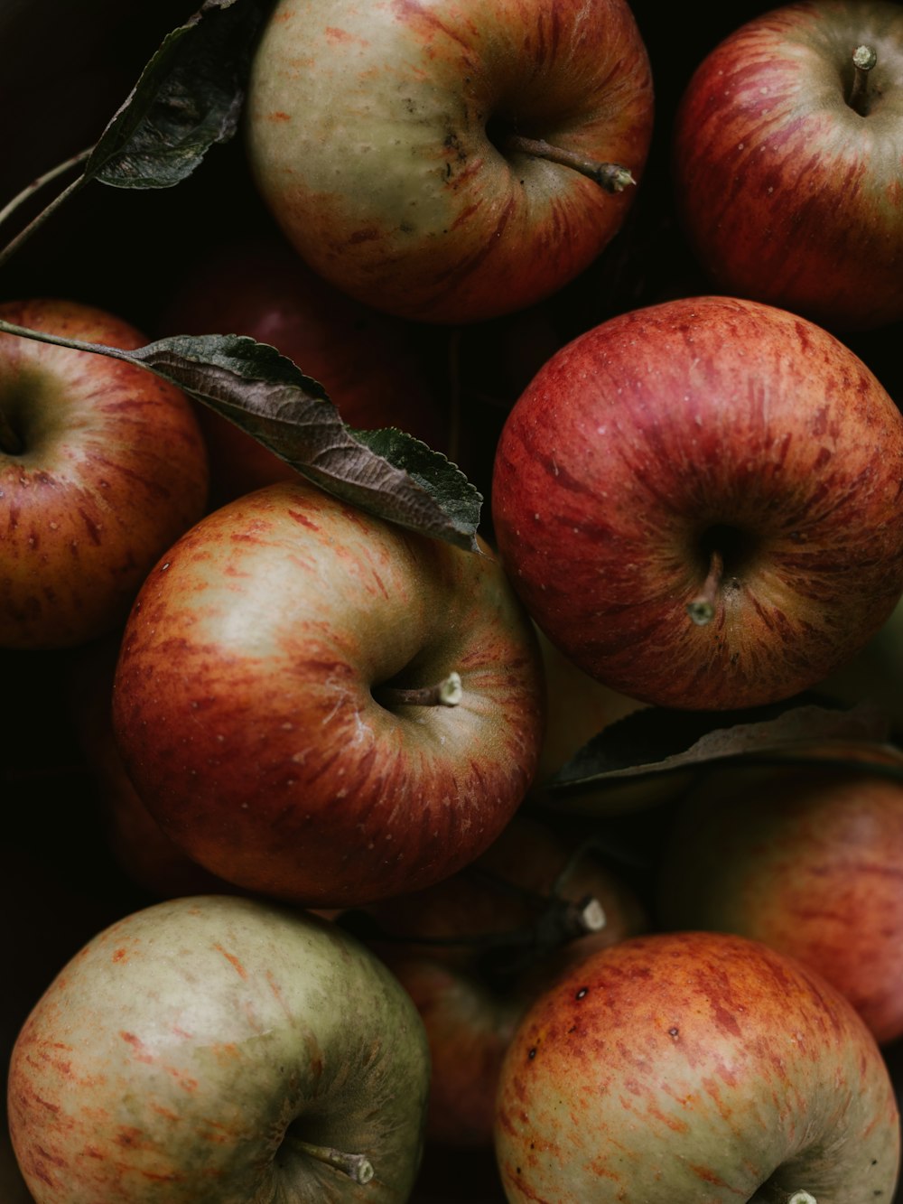 pommes rouges sur table en bois brun