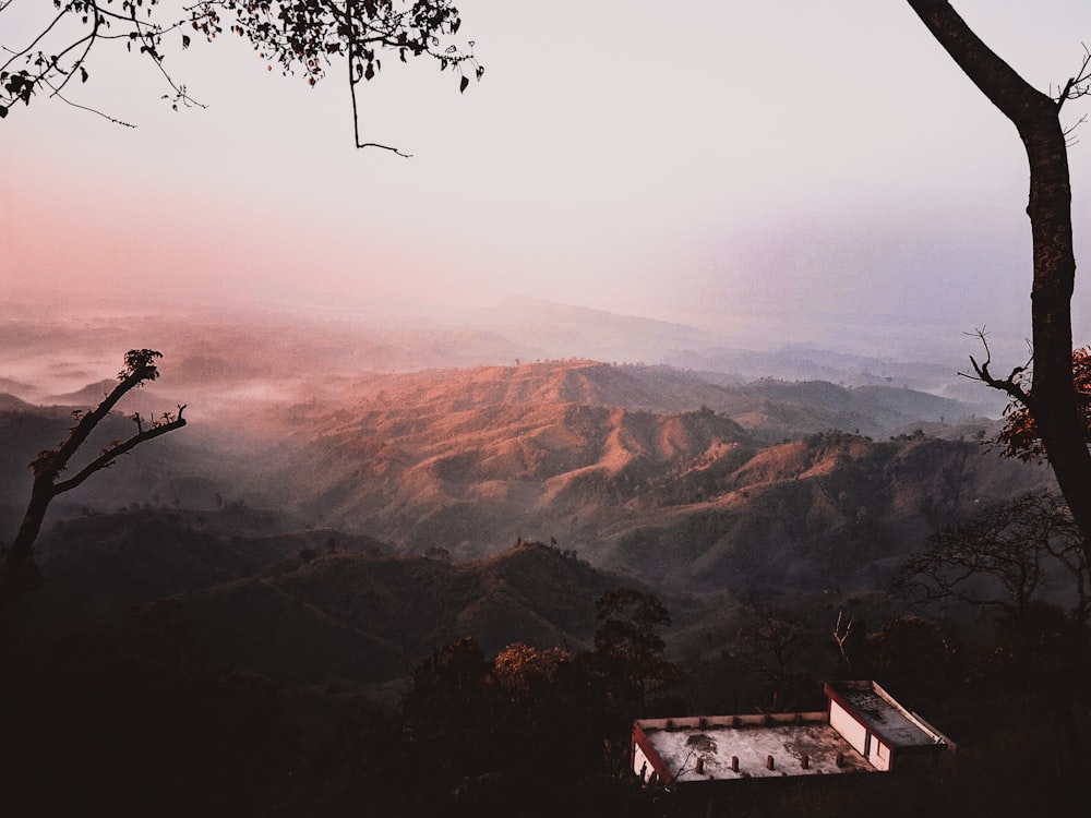 montanhas marrons sob o céu branco durante o dia