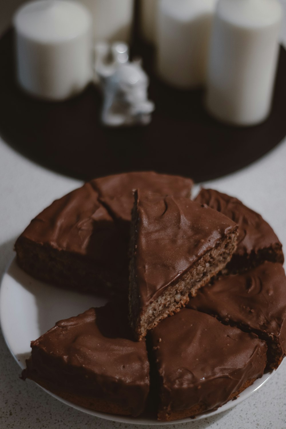 白い陶板にチョコレートケーキ