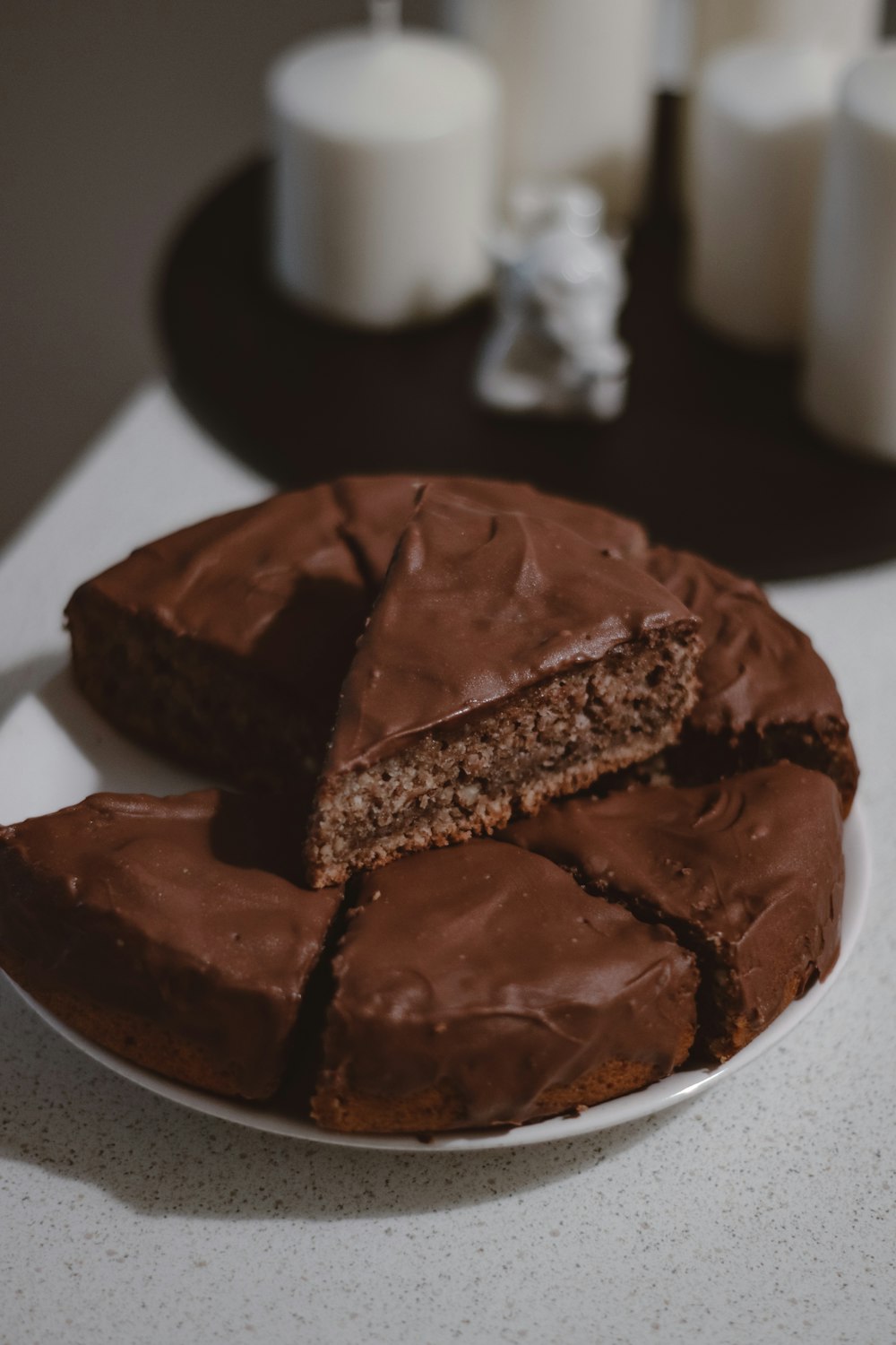 Schokoladenkuchen auf weißem Keramikteller