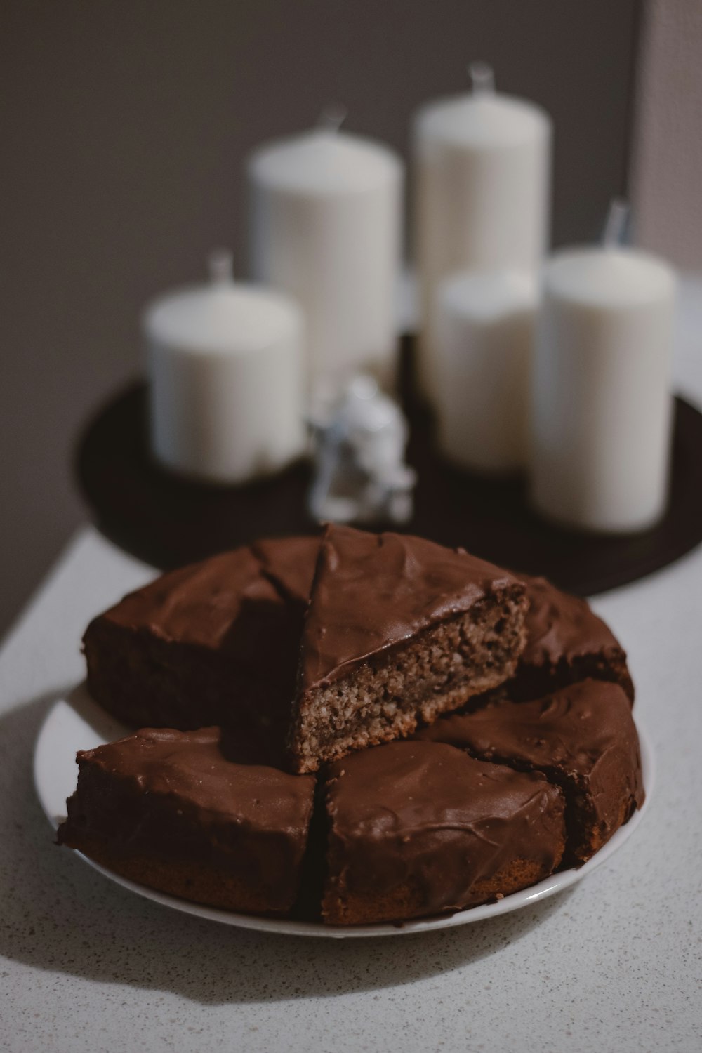 Schokoladenkuchen auf weißem Keramikteller