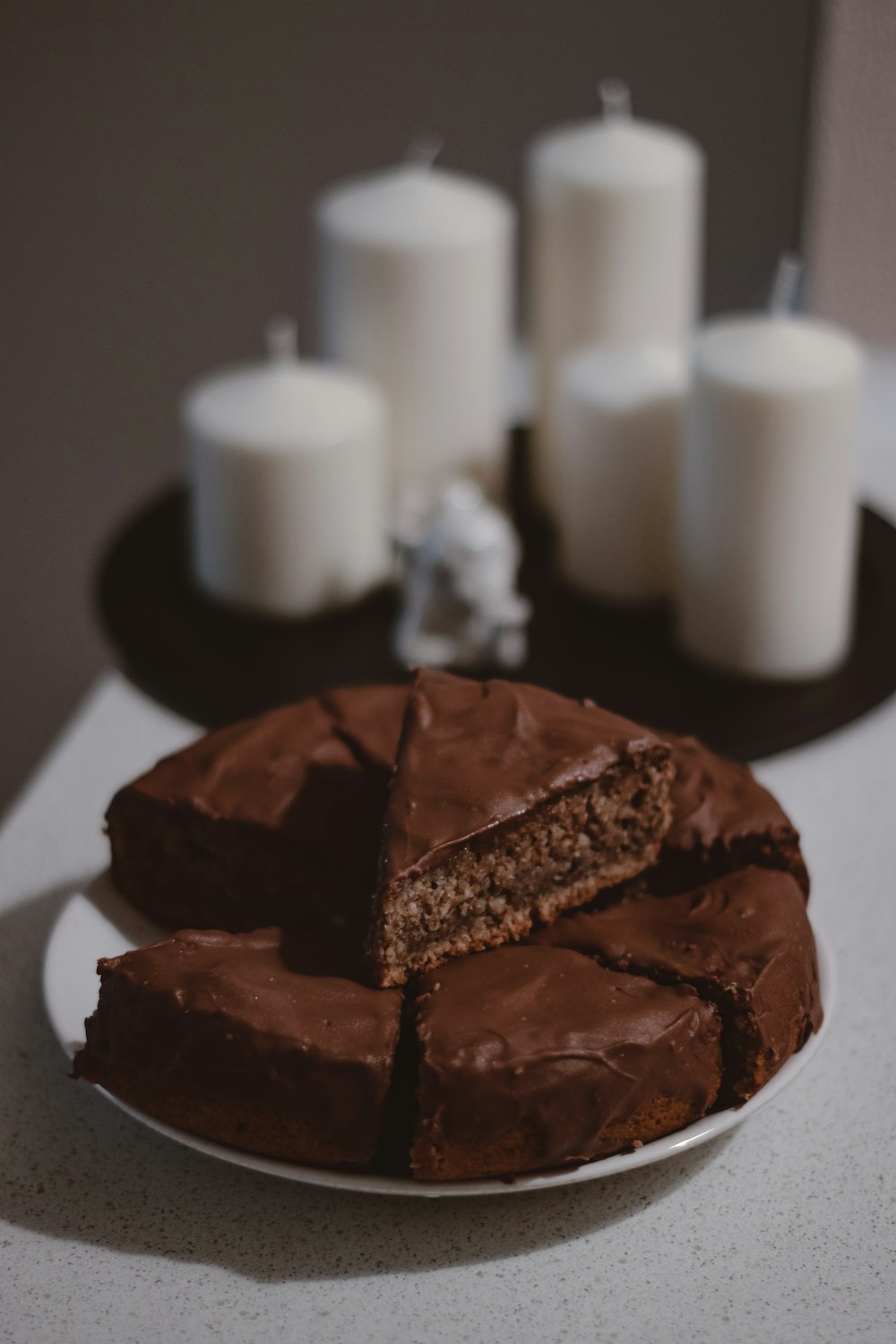 bolo de chocolate na placa de cerâmica branca