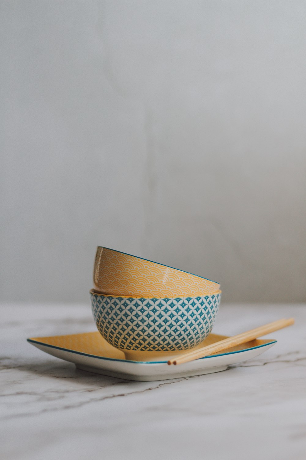 Mug en céramique à pois blanc et bleu sur assiette blanche et bleue