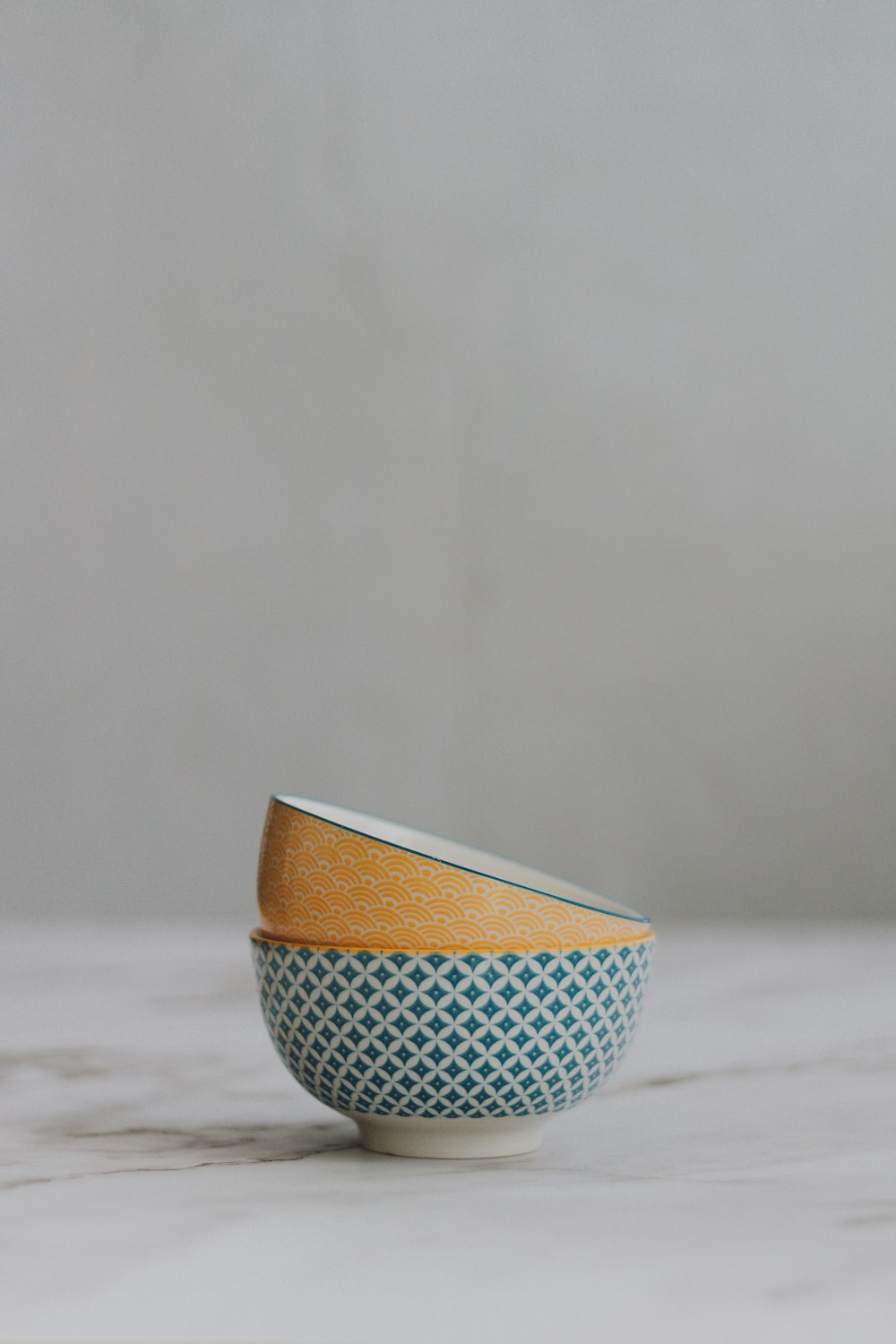 white and blue ceramic bowl