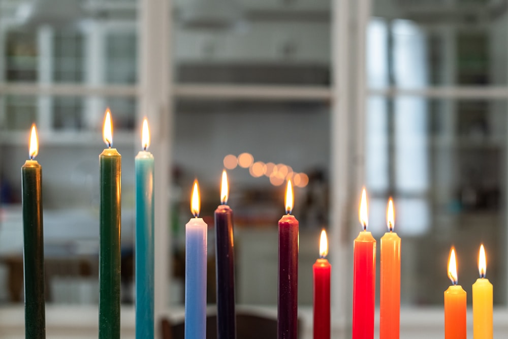 Bougies rouges, vertes et bleues