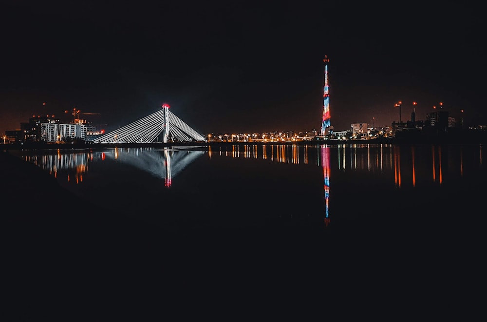 Puente Rojo y Blanco durante la noche
