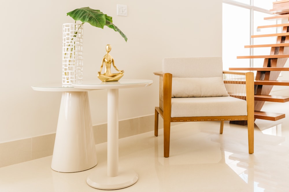 weiße Keramikvase auf weißem Holztisch
